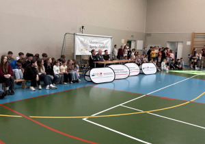 Uczniowie kibicujący siatkarkom