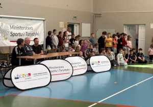 Uczniowie kibicujący siatkarkom