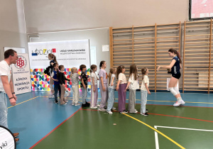 Uczniowie gratulujący wygranej
