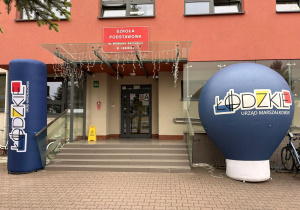 Balony reklamowe przed szkołą