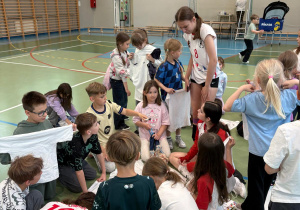 Uczniowie zbierający autografy od siatkarek