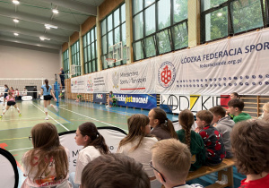 Uczniowie kibicujący siatkarkom