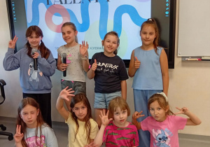 Dziewczynki pozują do zdjęcia po eliminacjach.