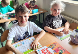 uczniowie wykonują karty pracy