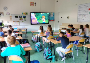 uczniowie oglądają filmik edukacyjny z programu „Kubusiowi Przyjaciele Natury”