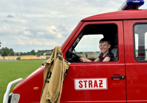 Uczeń w wozie strażackim.