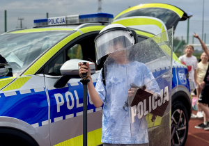 Uczeń w policyjnym sprzęcie.
