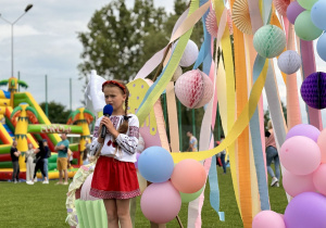 Uczennica śpiewa piosenkę.