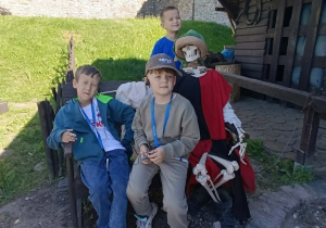 Uczniowie na ławce ze szkieletem