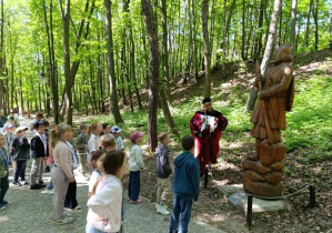 Uczniowie z przewodnikiem w drodze na zamek
