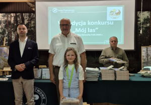 Uczennica Laura Misiak odbiera nagrodę za pierwsze miejsce w konkursie.