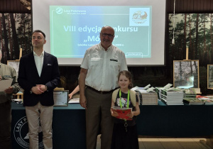 Uczennica Maria Kubiak odbiera nagrodę za trzecie miejsce w konkursie.