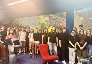 Uczniowie wraz z opiekunami pozują do wspólnego zdjęcia