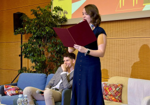 Prowadząca rozpoczyna kolejny moduł konferencji