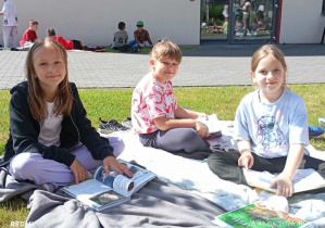 Uczniowie i nauczyciele uczestniczący w akcji czytelniczej „Jak nie czytam, jak czytam” 3