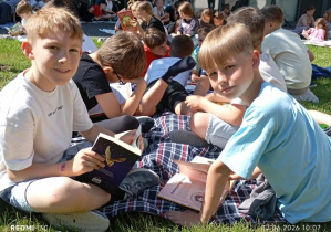 Uczniowie i nauczyciele uczestniczący w akcji czytelniczej „Jak nie czytam, jak czytam” 5