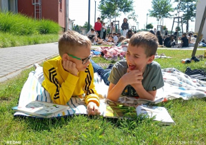 Uczniowie i nauczyciele uczestniczący w akcji czytelniczej „Jak nie czytam, jak czytam” 6