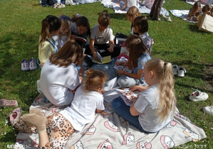 Uczniowie i nauczyciele uczestniczący w akcji czytelniczej „Jak nie czytam, jak czytam” 7