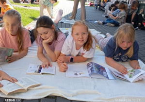 Uczniowie i nauczyciele uczestniczący w akcji czytelniczej „Jak nie czytam, jak czytam” 8