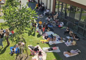 Uczniowie i nauczyciele uczestniczący w akcji czytelniczej „Jak nie czytam, jak czytam” 9