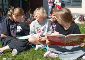 Uczniowie i nauczyciele uczestniczący w akcji czytelniczej „Jak nie czytam, jak czytam” 11