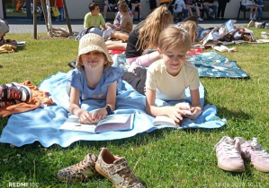Uczniowie i nauczyciele uczestniczący w akcji czytelniczej „Jak nie czytam, jak czytam” 12