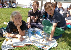 Uczniowie i nauczyciele uczestniczący w akcji czytelniczej „Jak nie czytam, jak czytam” 14