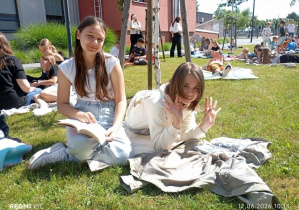 Uczniowie i nauczyciele uczestniczący w akcji czytelniczej „Jak nie czytam, jak czytam” 15