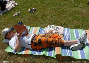 Uczniowie i nauczyciele uczestniczący w akcji czytelniczej „Jak nie czytam, jak czytam” 16