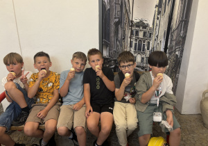 Chłopcy jedzą lody