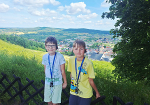 Uczniowie pozują na tle panoramy miasta.