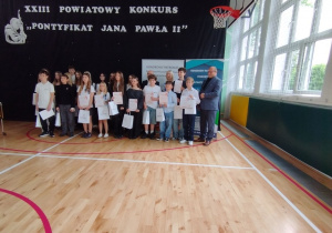 Uczestnicy 23 Powiatowego Konkursu o św. Janie Pawle II