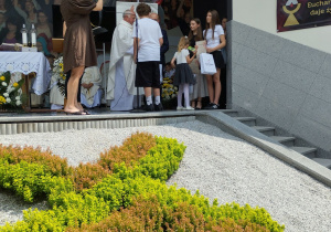 Uczeń odbiera nagrodę podczas obchodów Dnia Patrona Miasta Bełchatowa