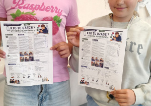 uczennice prezentują karty pracy podczas zajęć w ramach akcji „Tydzień dla Bezpieczeństwa”