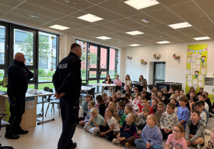 uczniowie podczas spotkania z policjantami pt. „Bezpieczne wakacje”