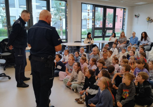 policjanci omawiają najważniejsze zasady bezpiecznego wypoczynku
