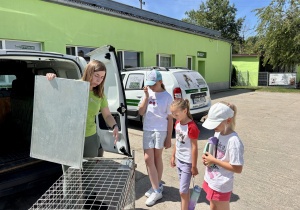 Pani behawiorystka tłumaczy jak działa klatka.