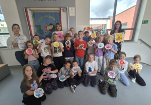 Uczniowie klasy 1a prezentują swoje prace