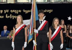 poczet sztandarowy uczniów klas 8