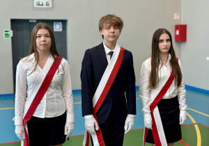 poczet sztandarowy uczniów klas 7