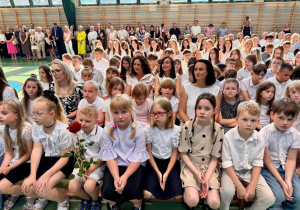 społeczność szkolna podczas zakończenia roku szkolnego