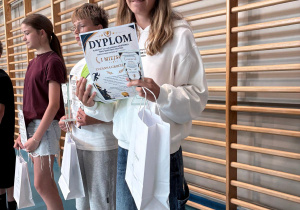Uczennica z dyplomem