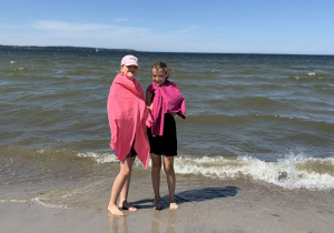 Dziewczynki na plaży w Rewie
