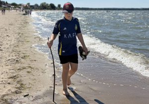 Chłopiec spaceruje po plaży