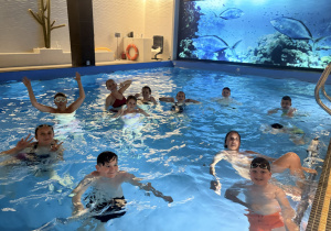 Uczniowie w hotelowym basenie