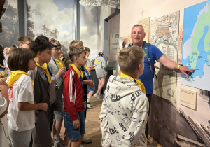 Chłopcy słuchają przewodnika w Muzeum Marynarki Wojennej