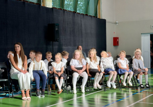 Uczniowie rozpoczynający swoją szkolną przygodę.
