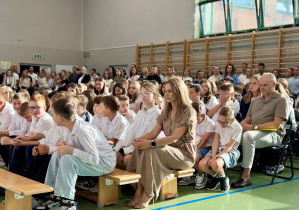 Uczniowie na rozpoczęciu roku szkolnego.