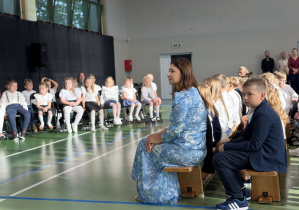 Nauczycielka z uczniami na rozpoczęciu roku szkolnego.