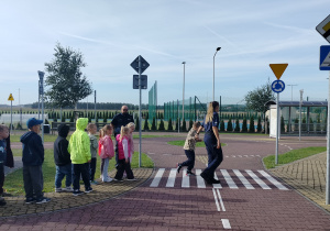 bezpiecznie przechodzimy przez przejście dla pieszych